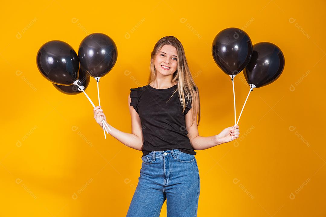 Sorrindo encantadora jovem segurando Balões