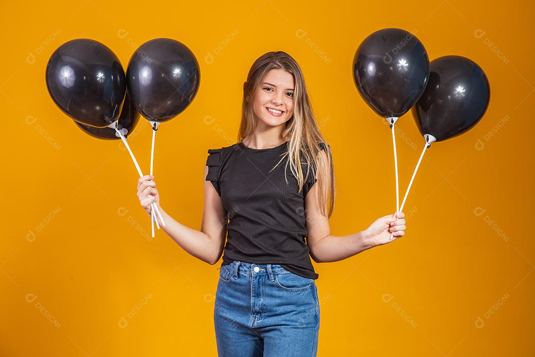 Sorrindo encantadora jovem segurando Balões