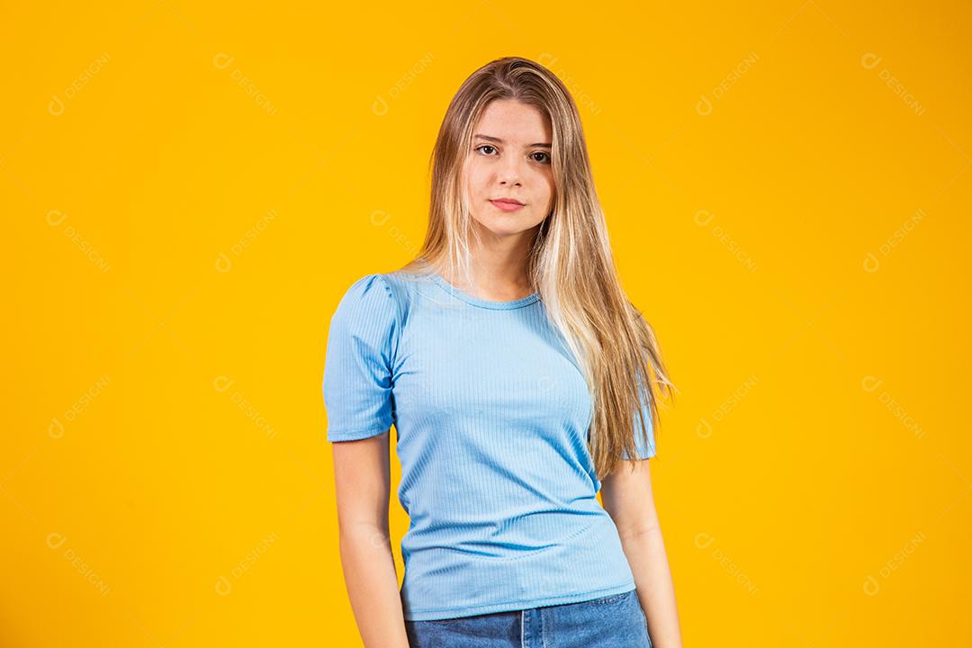 Jovem mulher com Olhar Sério