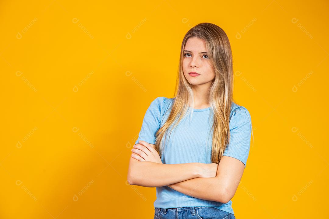 Jovem mulher com Olhar Sério de braços cruzados