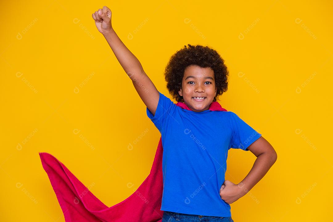 Menino Jovem Vestido como um Super Herói