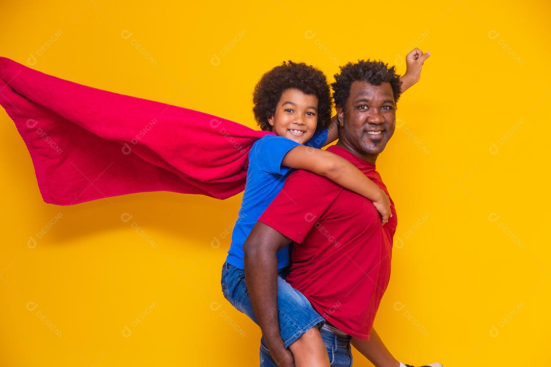 Pai e filho Africanos Brincando de super herói