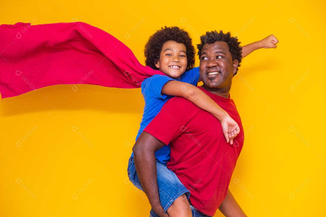 Pai e filho Africanos Brincando de super herói