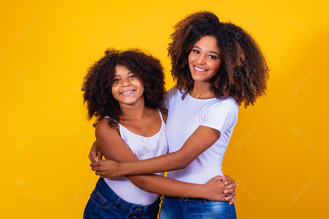 Adorável e doce jovem e sua mãe