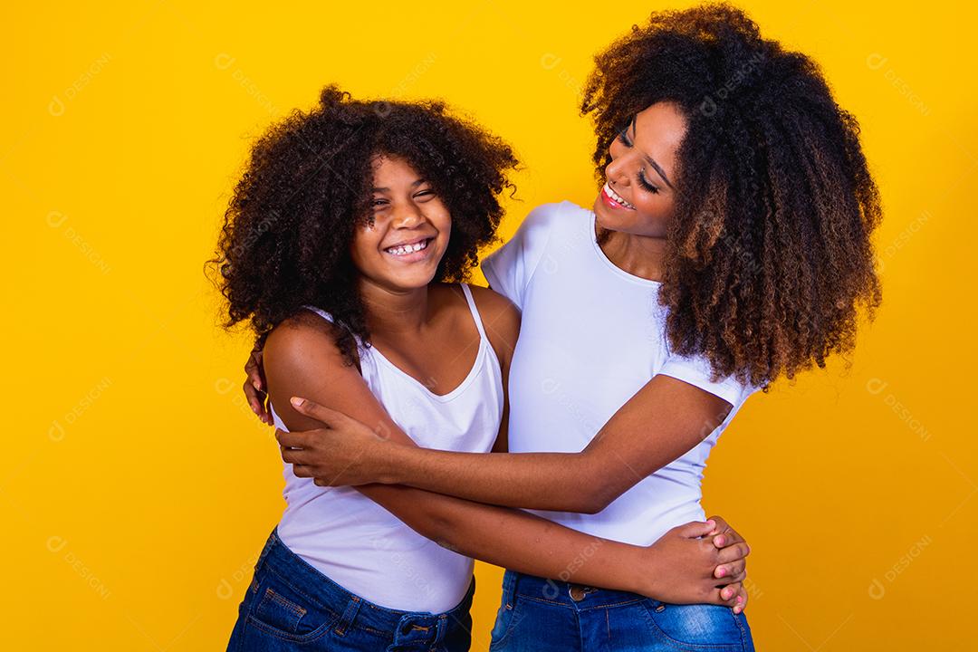 Adorável e doce jovem e sua mãe