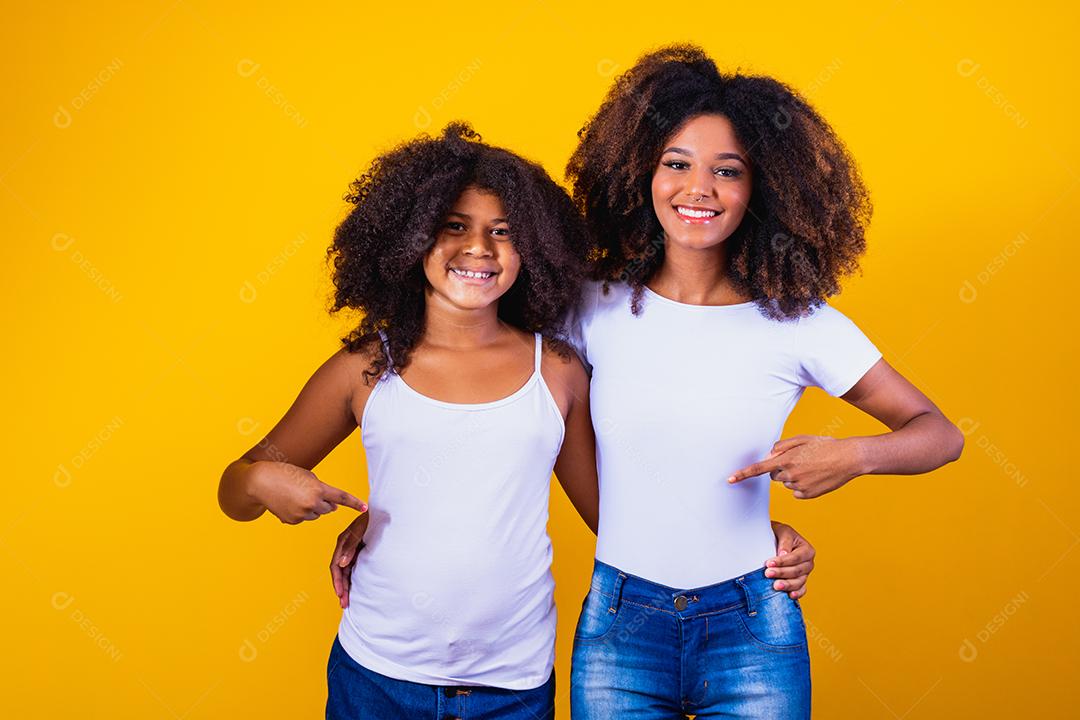 Adorável e doce jovem e sua mãe