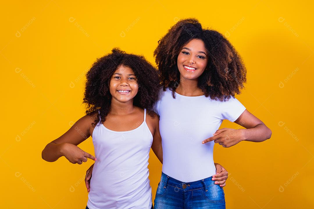 Adorável e doce jovem e sua mãe