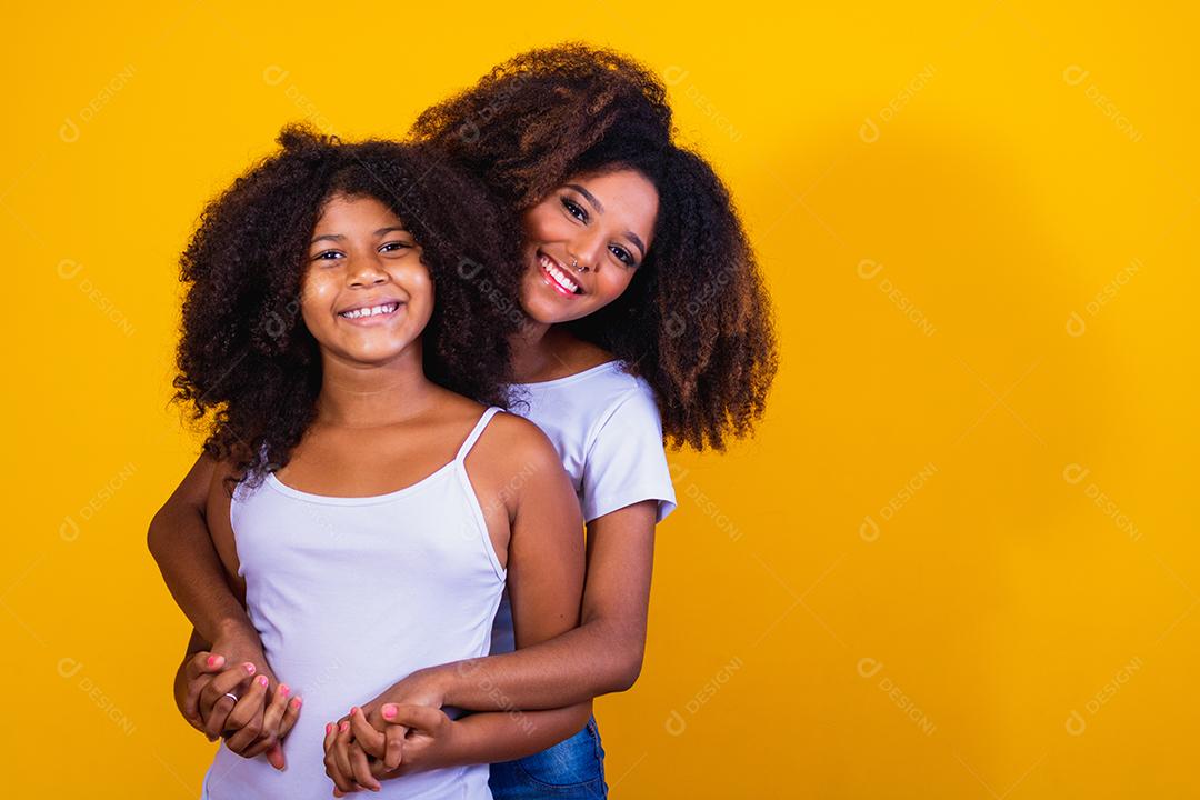 Adorável e doce jovem e sua mãe