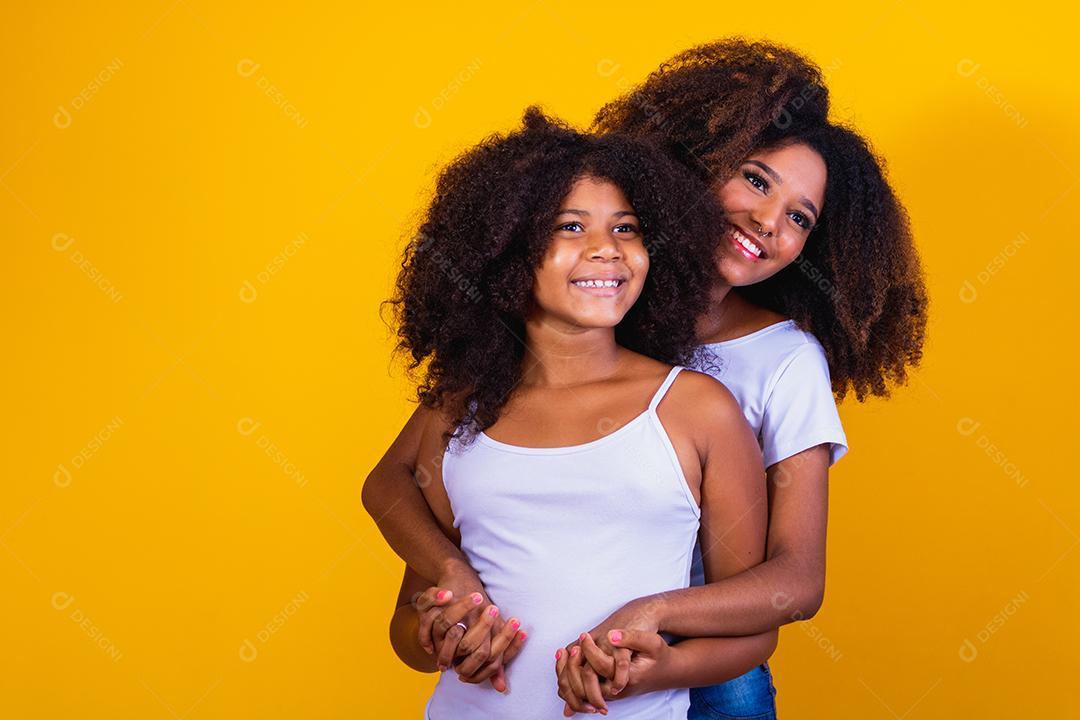 Adorável e doce jovem e sua mãe