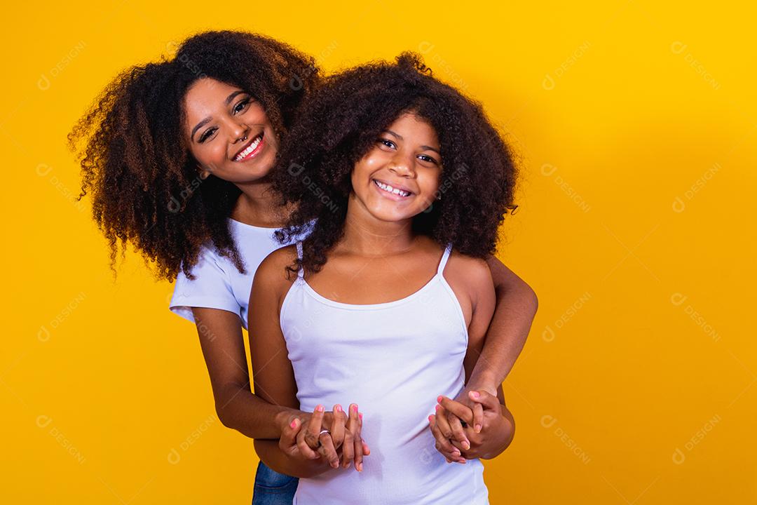 Adorável e doce jovem e sua mãe
