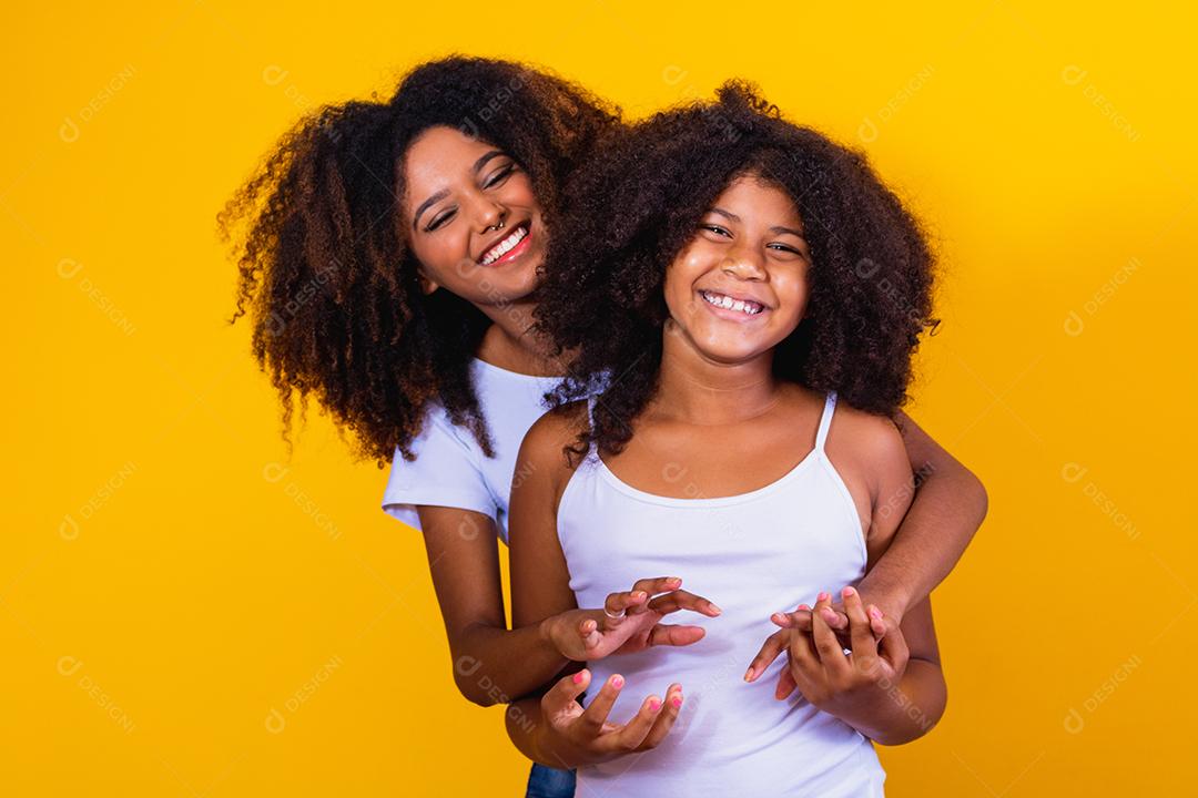 Adorável e doce jovem e sua mãe