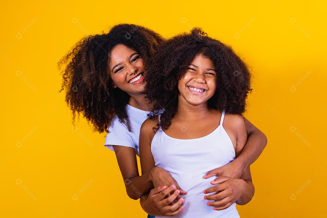 Adorável e doce jovem e sua mãe