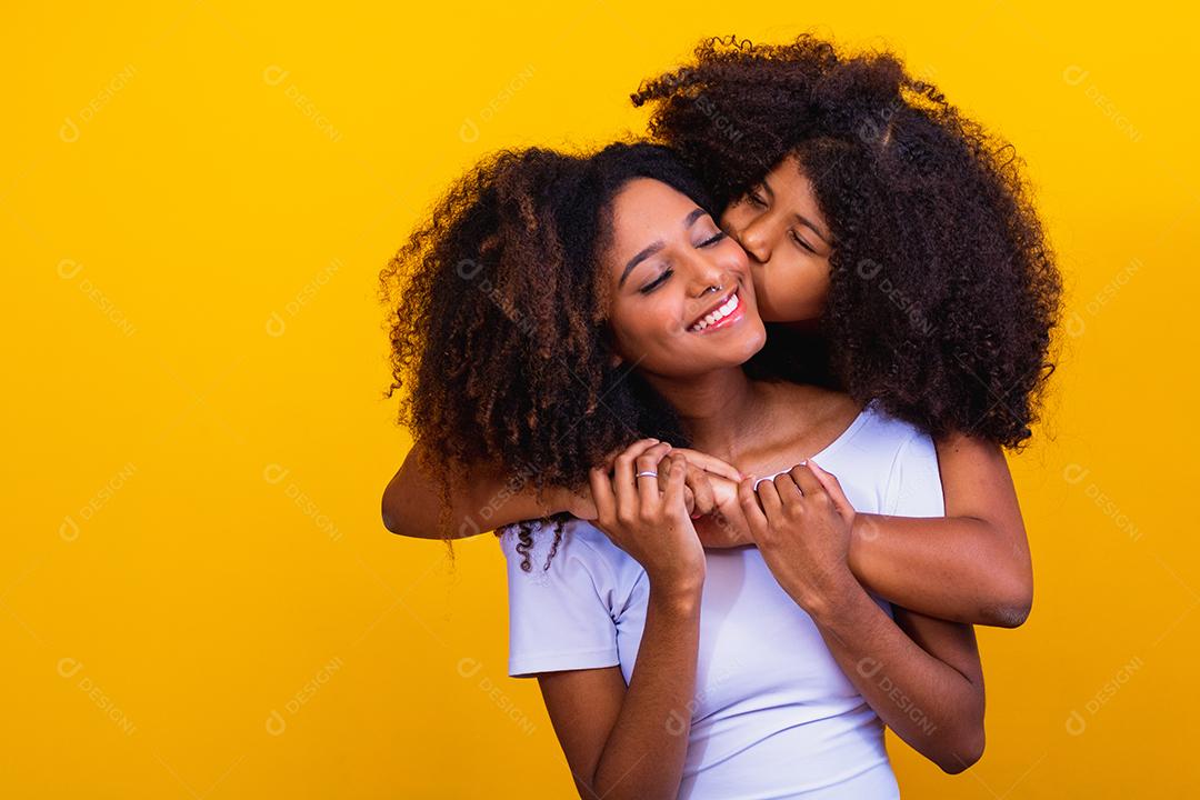 Adorável e doce jovem e sua mãe