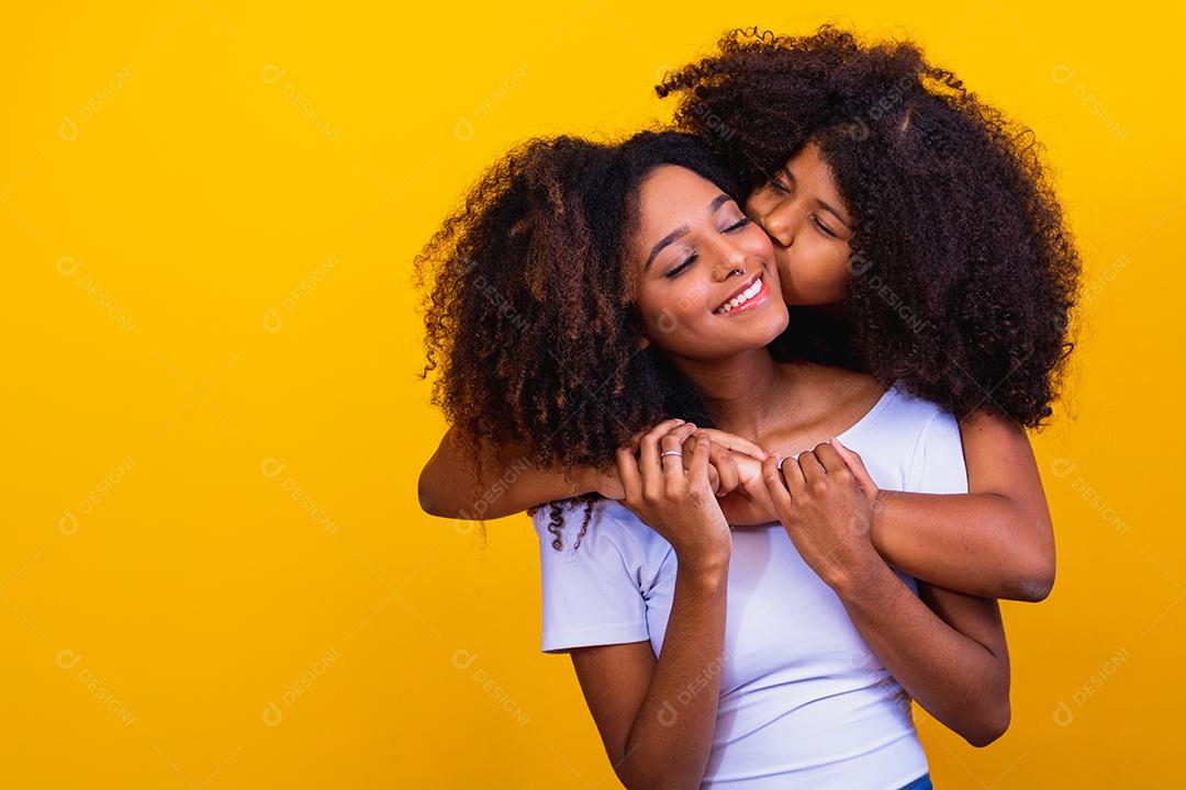 Adorável e doce jovem e sua mãe