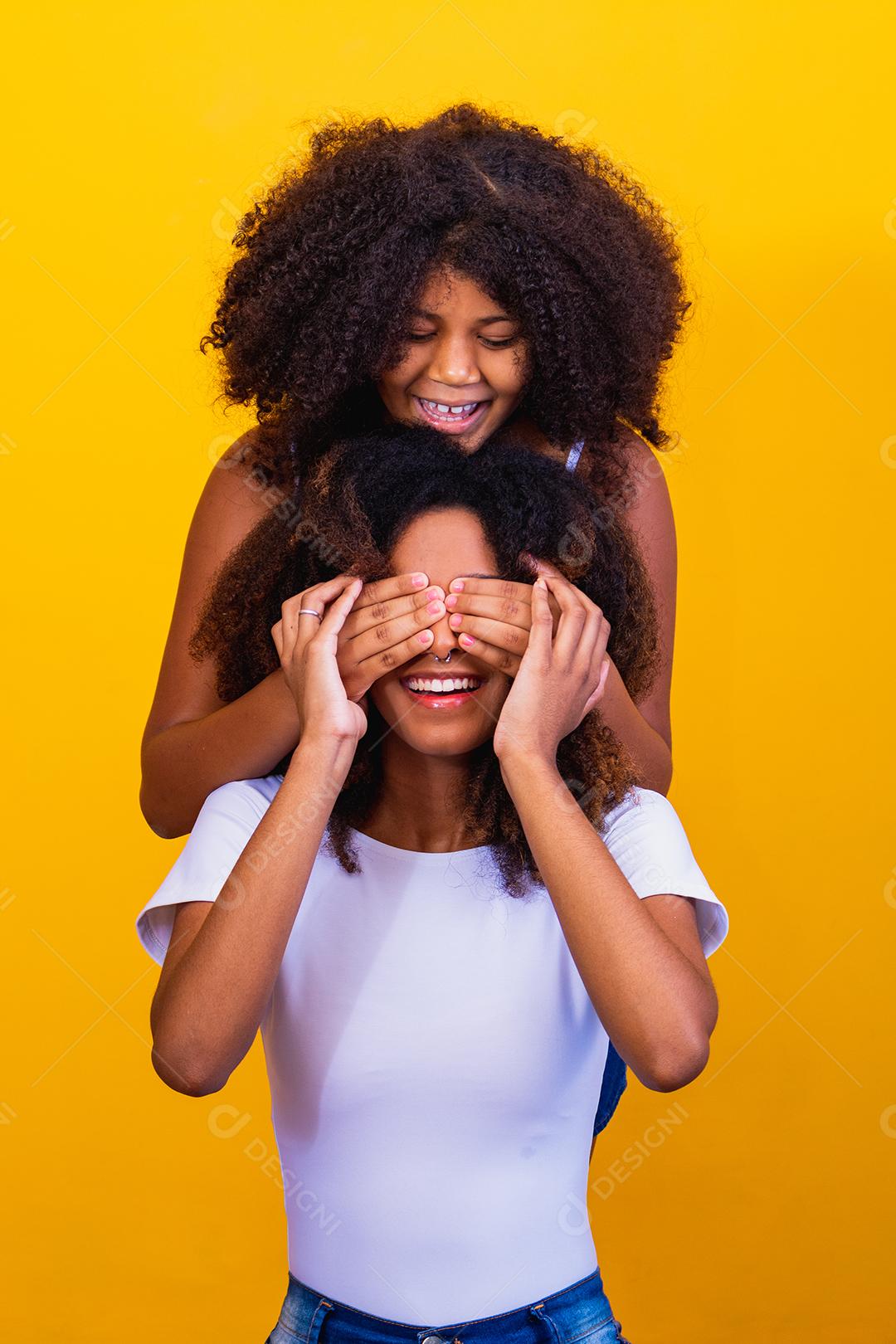 Adorável e doce jovem e sua mãe