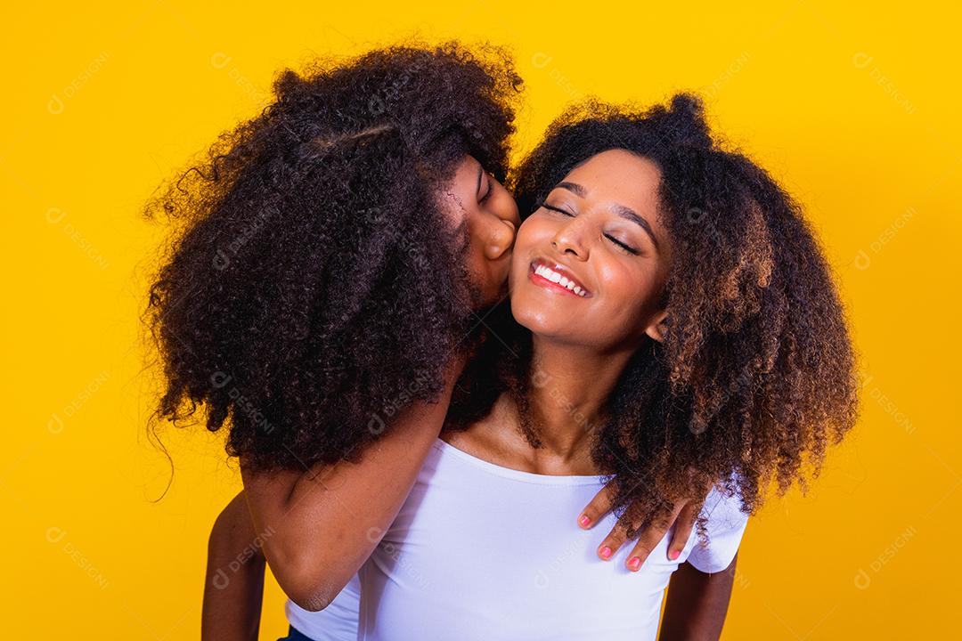 Adorável e doce jovem e sua mãe