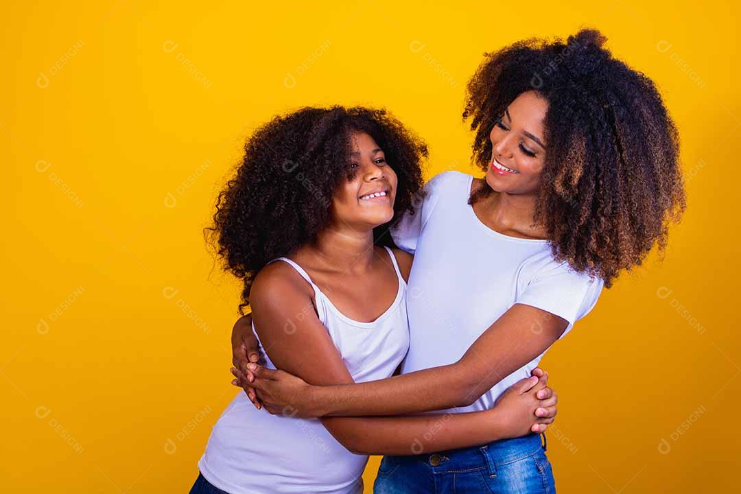 feliz Dia das Mães! Adorável doce jovem mãe afro-americana com filha bonitinha.