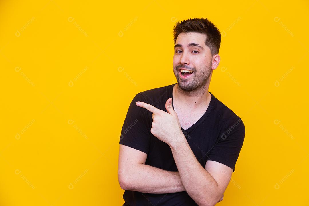 homem bonito, apontando para o lado