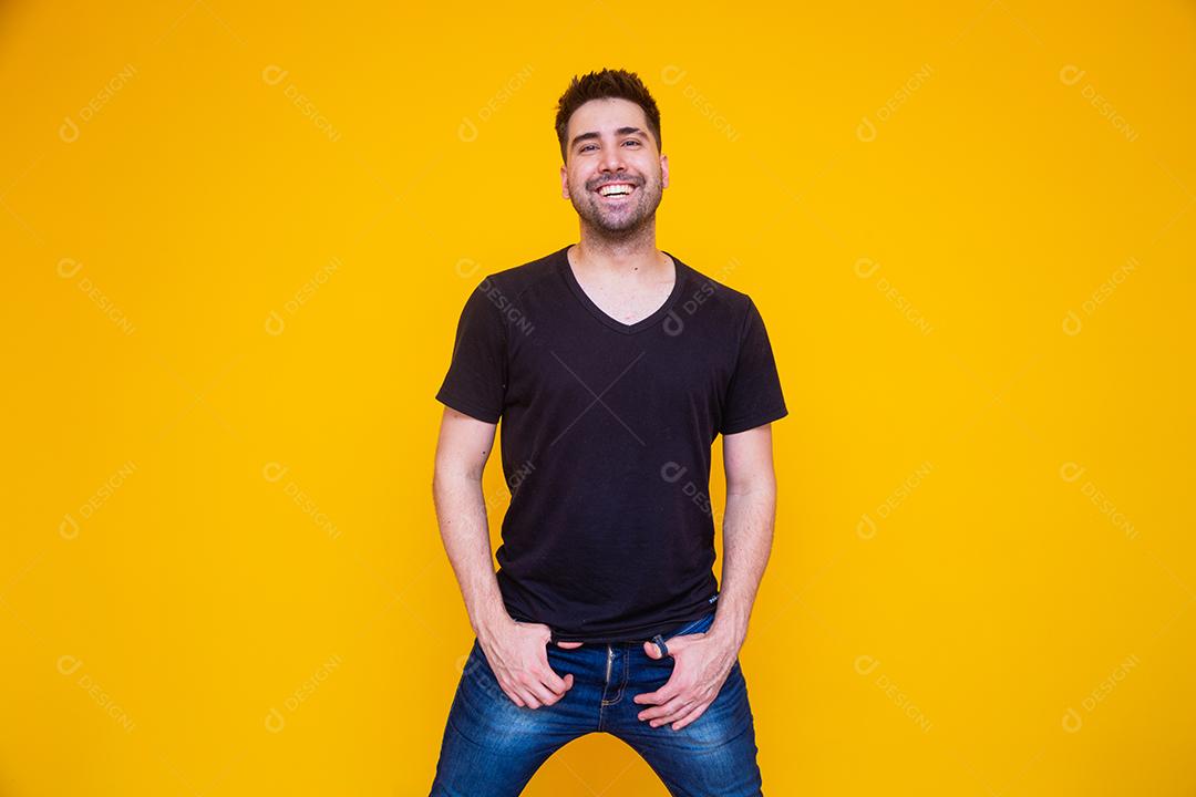 homem bonito e encantador sorrindo olhando para a câmera