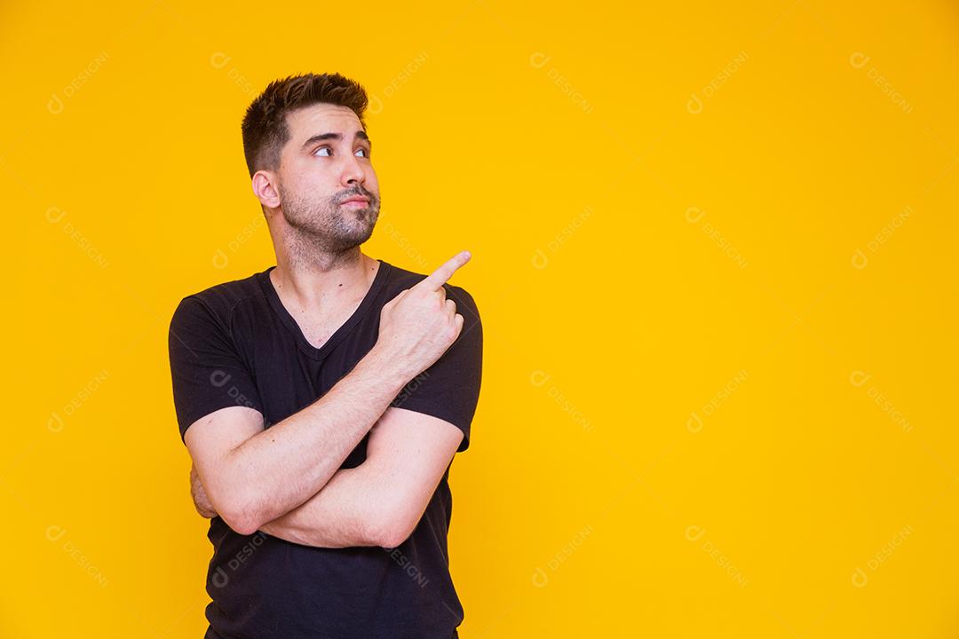 homem bonito, apontando para o lado