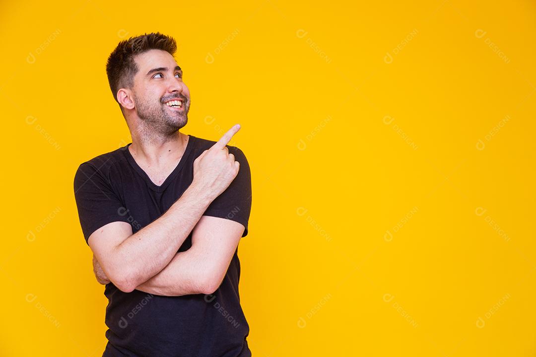 homem bonito, apontando para o lado
