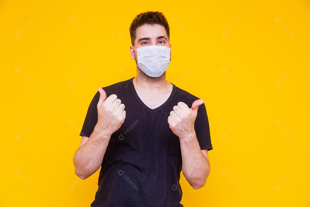 homem bonito com rímel cirurgica no rosto. conceito de coronavírus