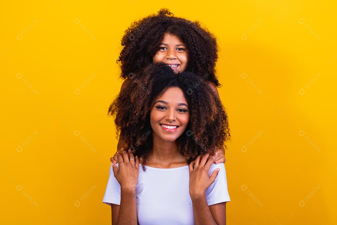 feliz Dia das Mães! Adorável doce jovem mãe afro-americana com filha bonitinha.