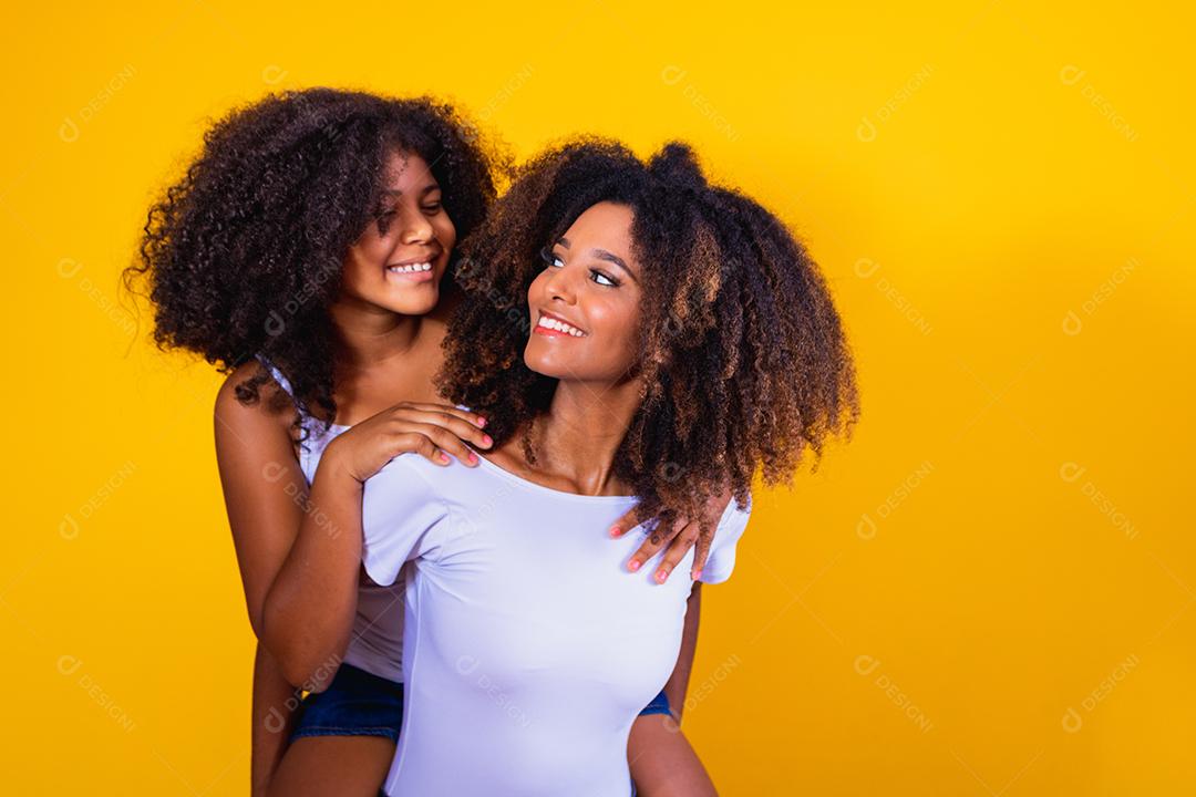 feliz Dia das Mães! Adorável doce jovem mãe afro-americana com filha bonitinha.