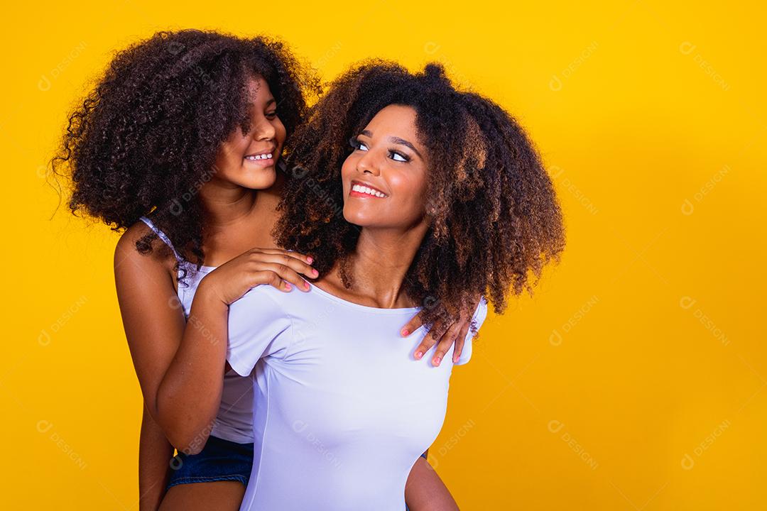 feliz Dia das Mães! Adorável doce jovem mãe afro-americana com filha bonitinha.