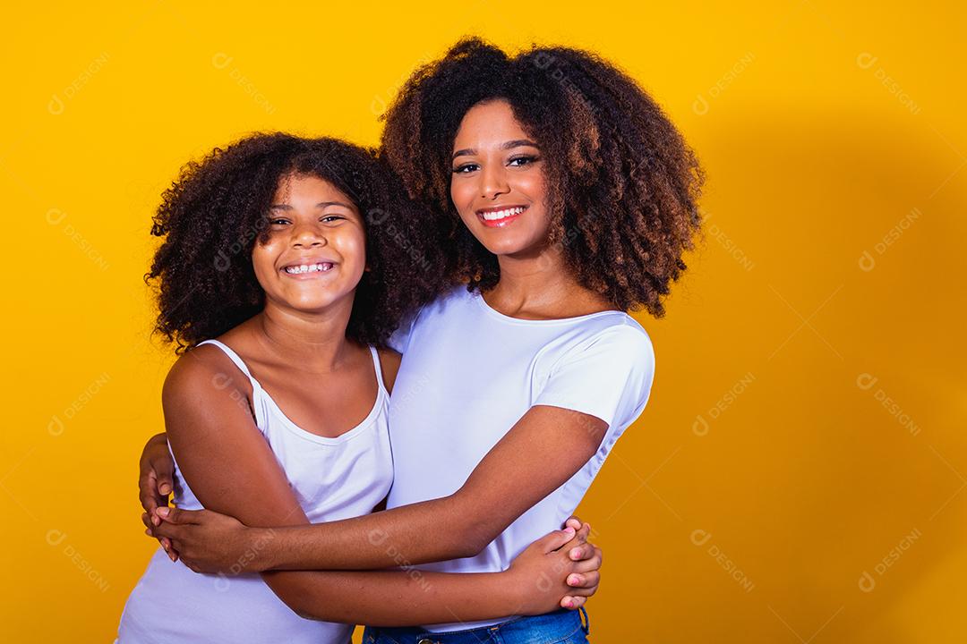 feliz Dia das Mães! Adorável doce jovem mãe afro-americana com filha bonitinha.