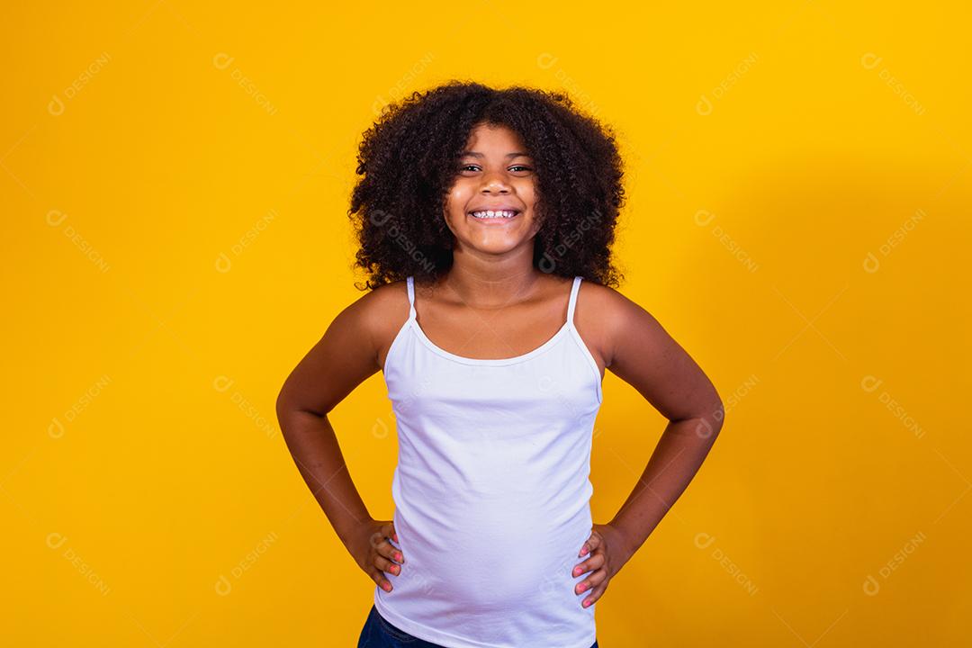 menina com cabelo africano sorrindo para a câmera