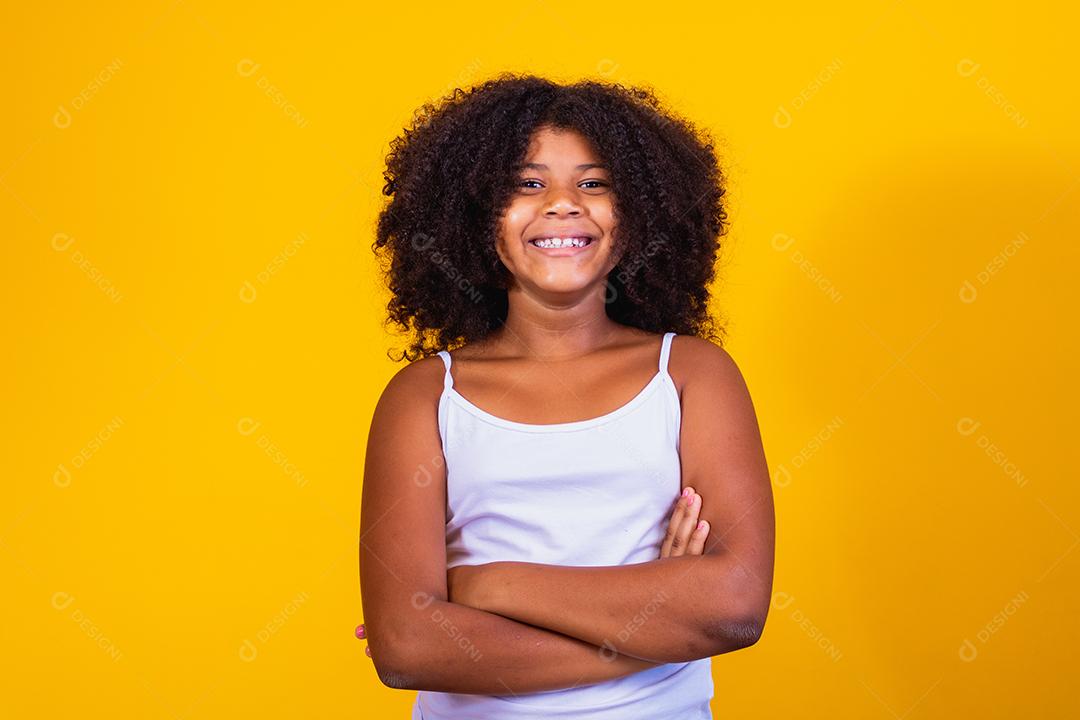 menina com cabelo africano sorrindo para a câmera