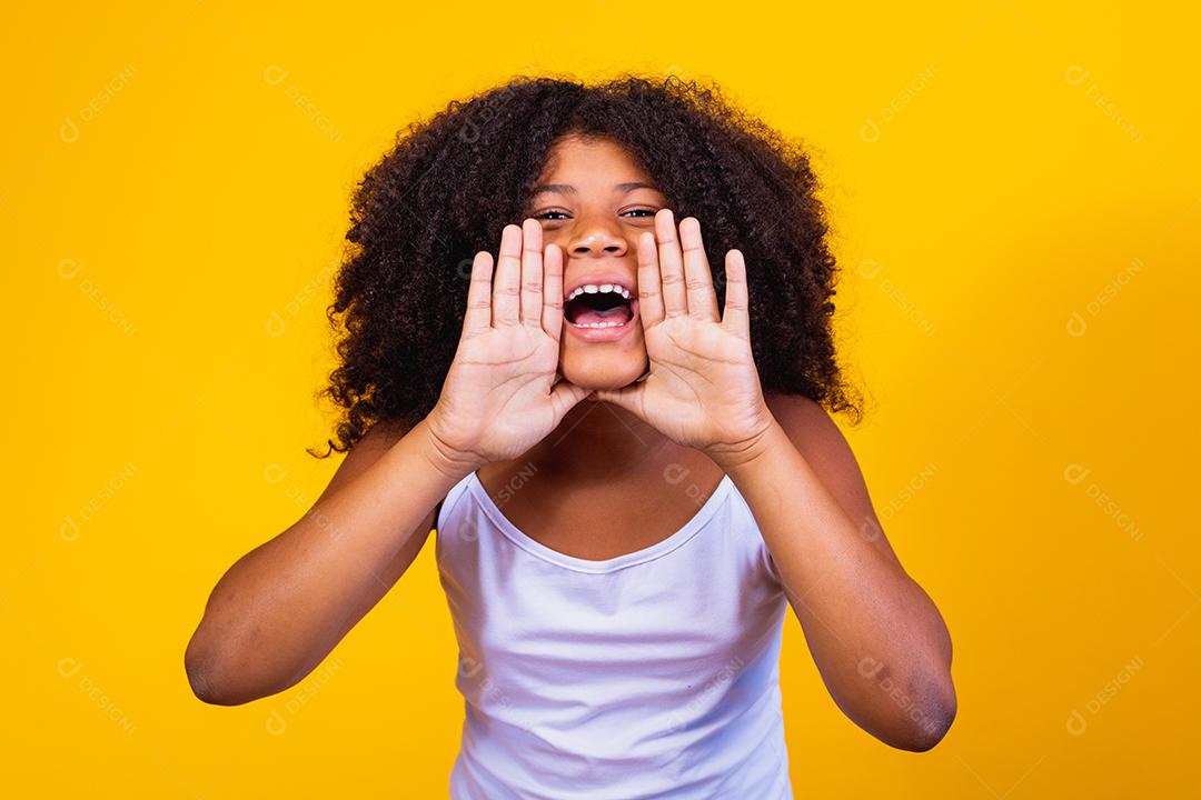 garotinha afro surpresa em fundo amarelo