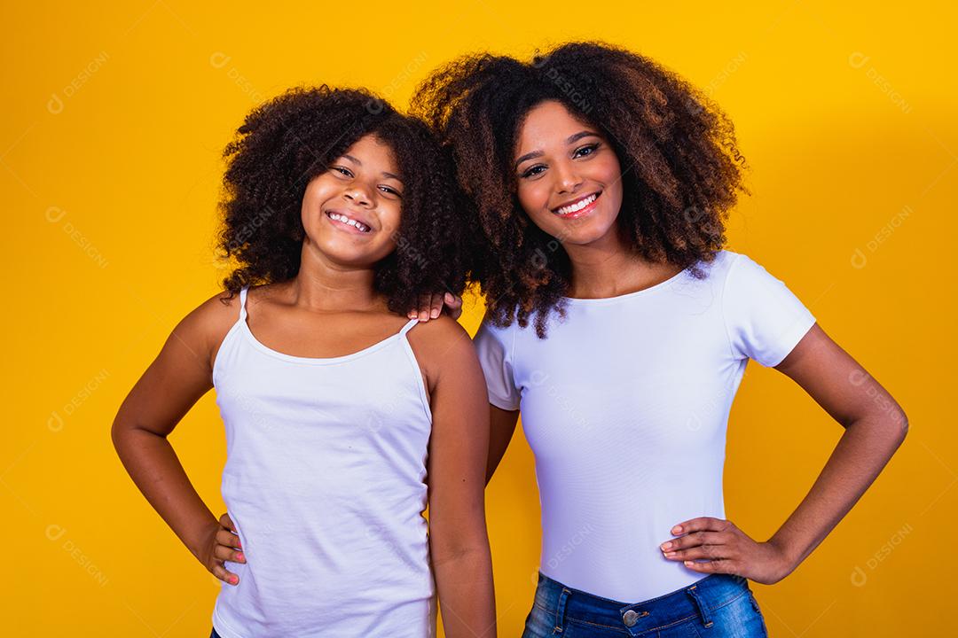 feliz Dia das Mães! Adorável doce jovem mãe afro-americana com filha bonitinha.