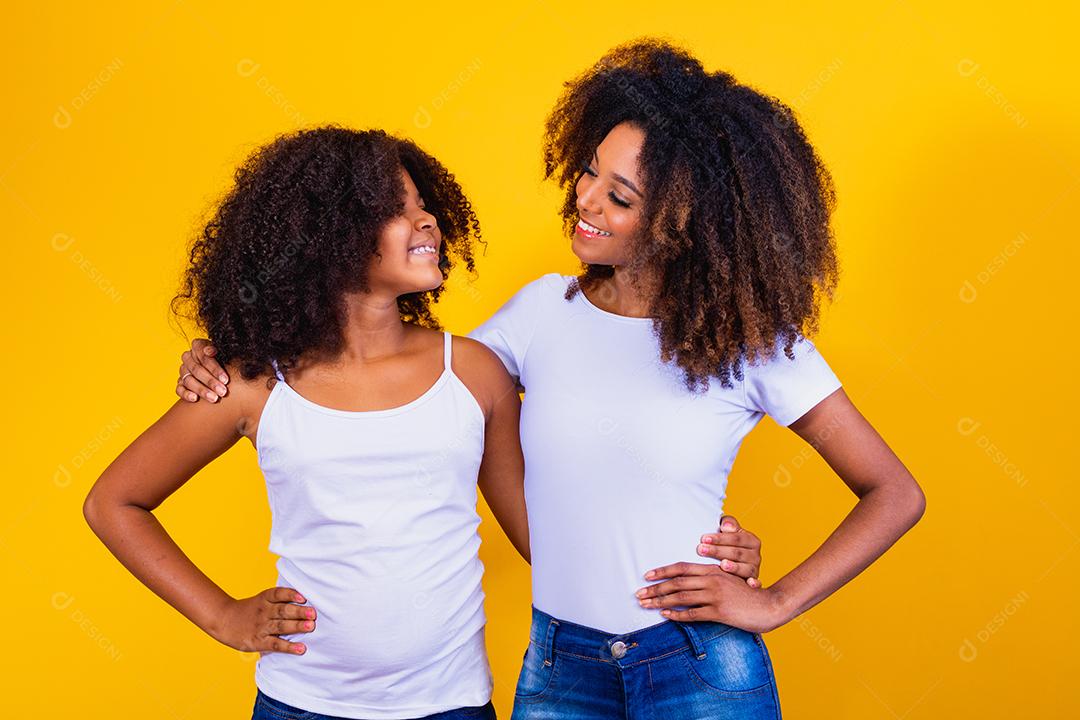 feliz Dia das Mães! Adorável doce jovem mãe afro-americana com filha bonitinha.