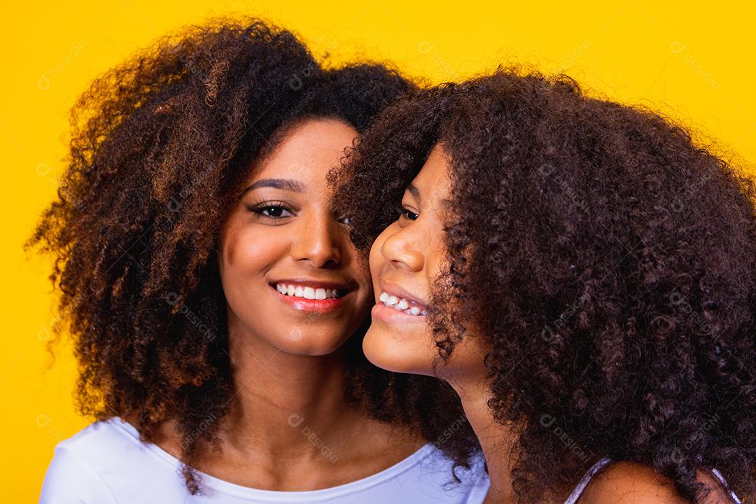 feliz Dia das Mães! Adorável doce jovem mãe afro-americana com filha bonitinha.