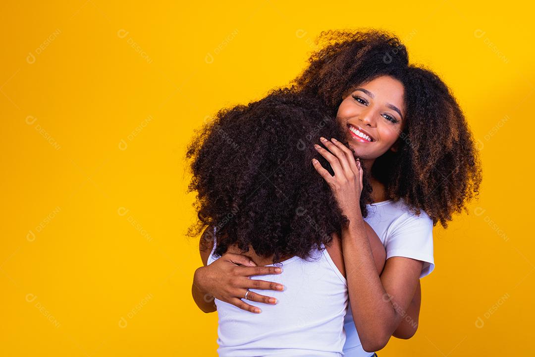 feliz Dia das Mães! Adorável doce jovem mãe afro-americana com filha bonitinha. Mãe e filha dando um abraço