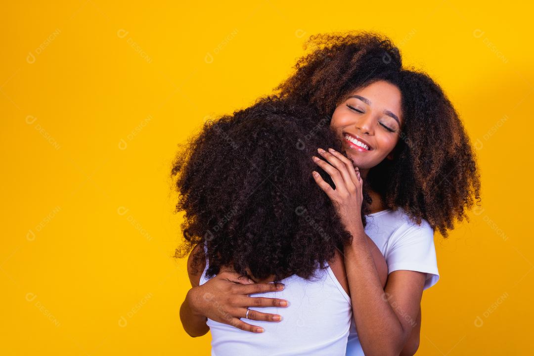 feliz Dia das Mães! Adorável doce jovem mãe afro-americana com filha bonitinha.