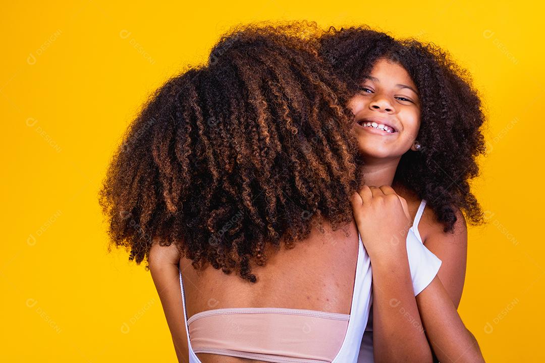 feliz Dia das Mães! Adorável doce jovem mãe afro-americana com filha bonitinha.