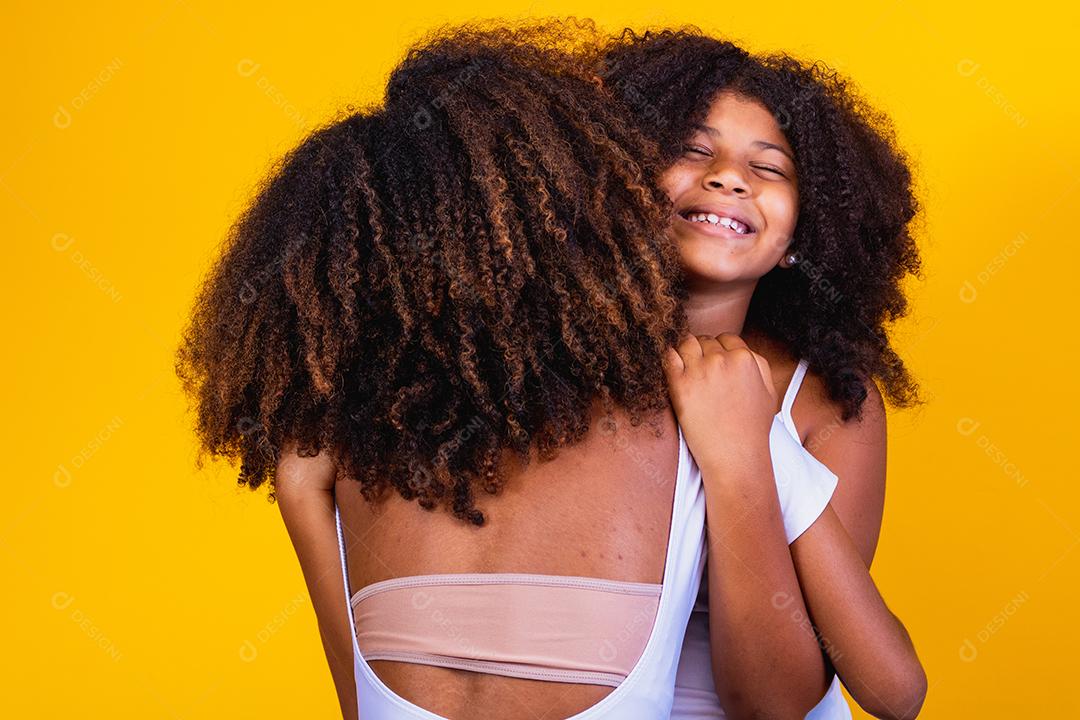 feliz Dia das Mães! Adorável doce jovem mãe afro-americana com filha bonitinha.