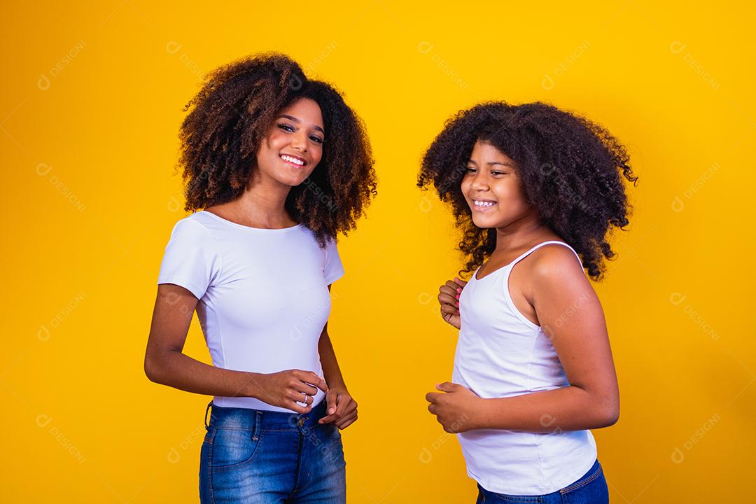 feliz Dia das Mães! Adorável doce jovem mãe afro-americana com filha bonitinha.