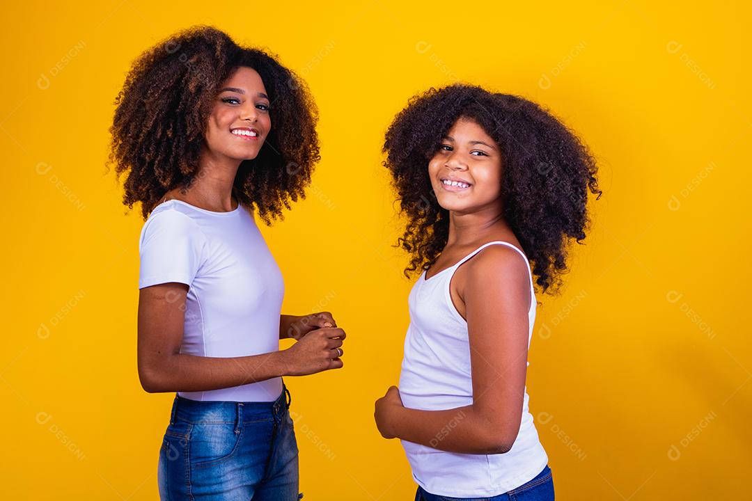 feliz Dia das Mães! Adorável doce jovem mãe afro-americana com filha bonitinha.