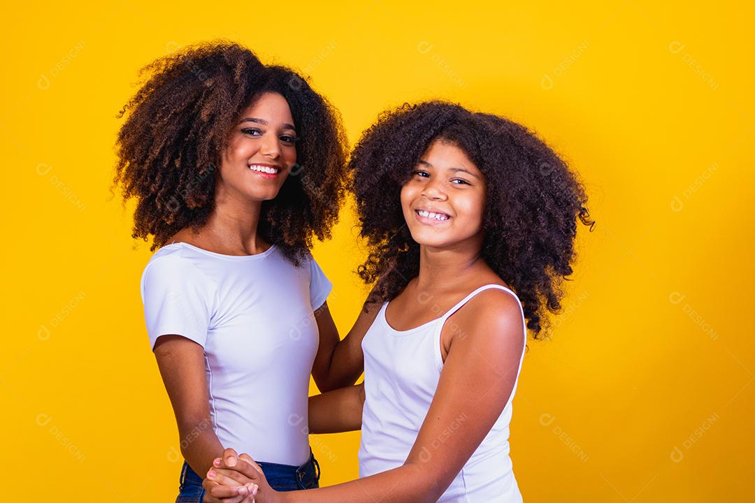 feliz Dia das Mães! Adorável doce jovem mãe afro-americana com filha bonitinha.