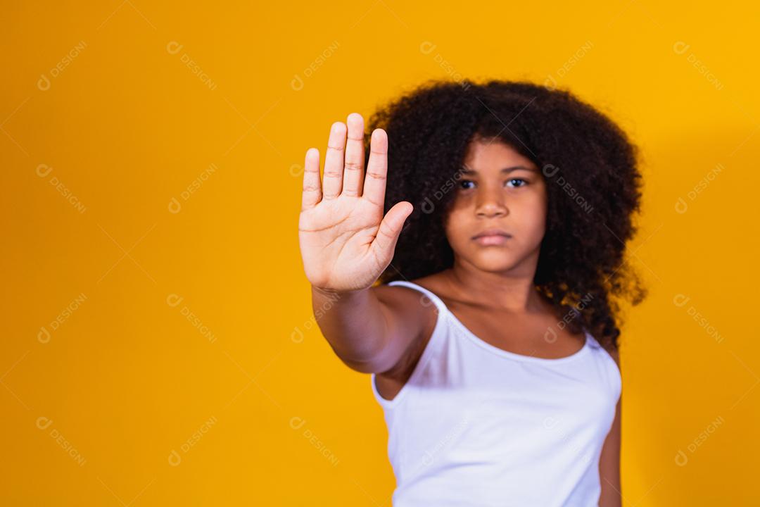 Garota afro fazendo sinal de stop