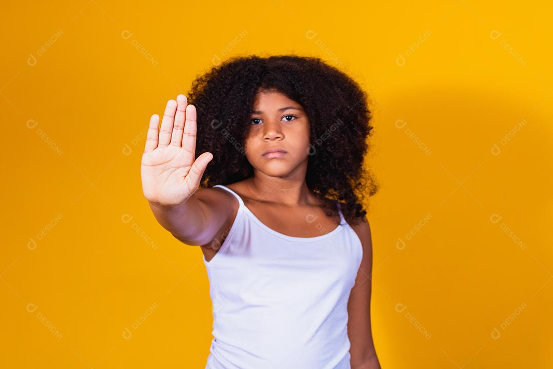 Garota afro fazendo sinal de stop