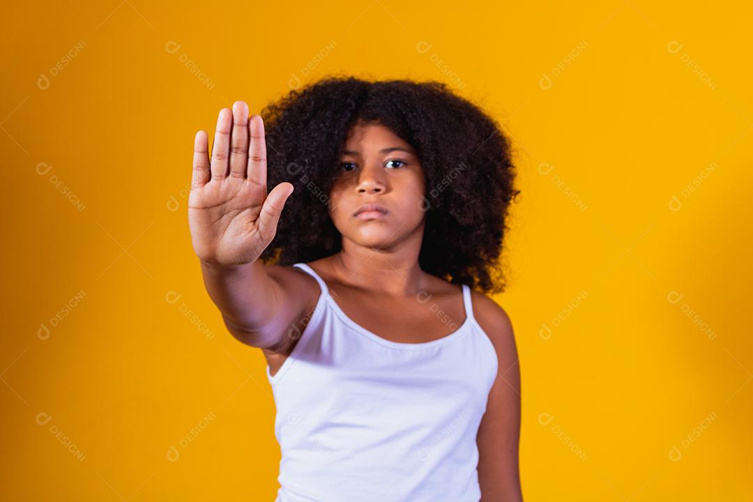 Garota afro fazendo sinal de stop