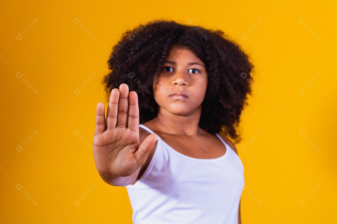 Garota afro fazendo sinal de stop