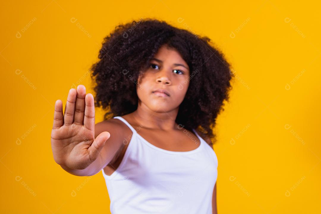 Garota afro fazendo sinal de stop