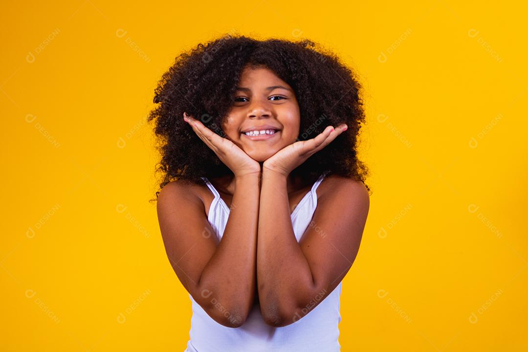 linda garota afro em fundo amarelo Criança afro em fundo amarelo