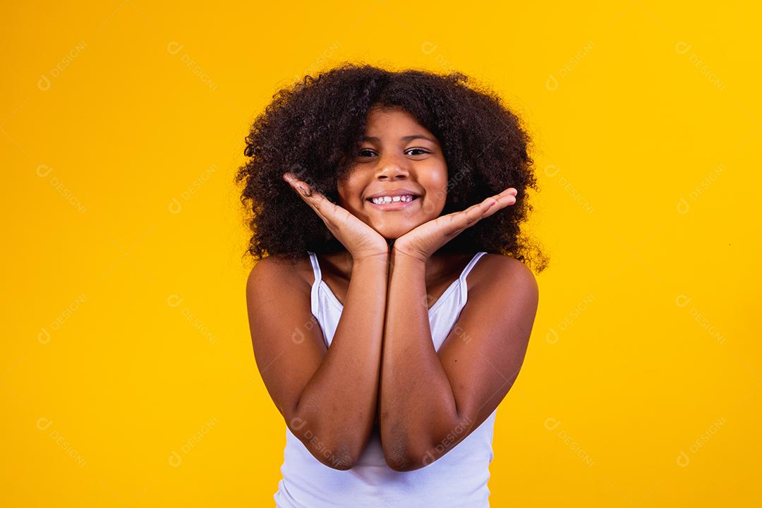 linda garota afro em fundo amarelo Criança afro em fundo amarelo